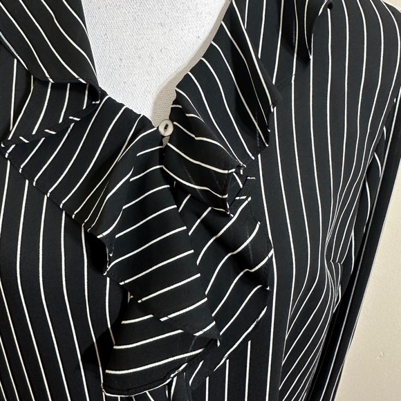 Karen Scott || Woman’s Ruffle button down shirt size PM - Picture 5 of 8